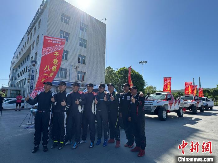 在环塔的飞驰路上认真老去：66岁车手左小兵的坚