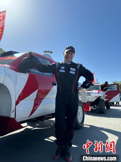 在环塔的飞驰路上认真老去：66岁车手左小兵的坚