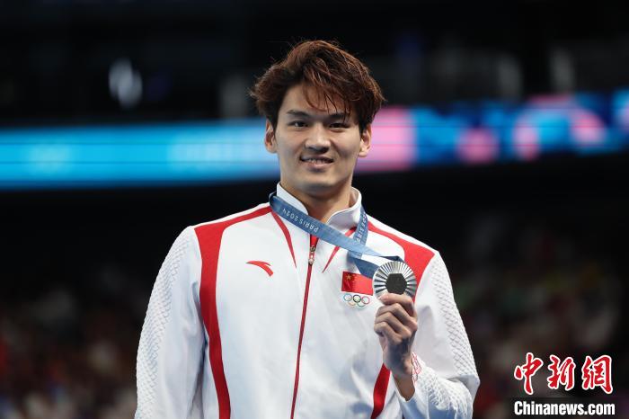 巴黎奥运会徐嘉余男子100米仰泳摘银：以52秒32书