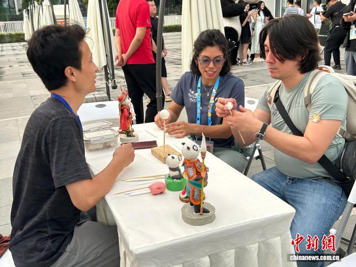 成都世运会大熊猫元素引热议：各国运动员沉浸