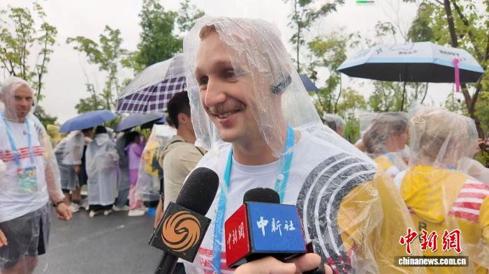 成都世运会大熊猫元素引热议：各国运动员沉浸