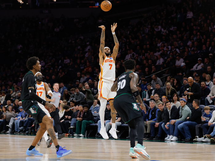 从防守悍将到进攻核心，沃克率老鹰大胜魔术