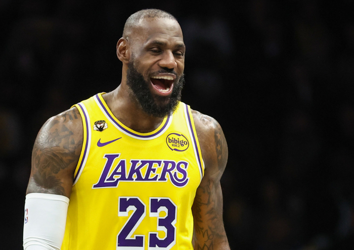 詹姆斯差一个篮板憾失三双 湖人客场惜败活塞终