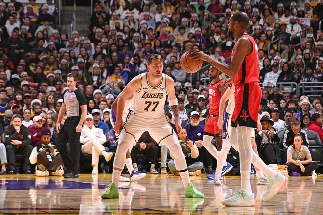 火箭队季后赛首战对阵湖人队 阵容调整成关键战